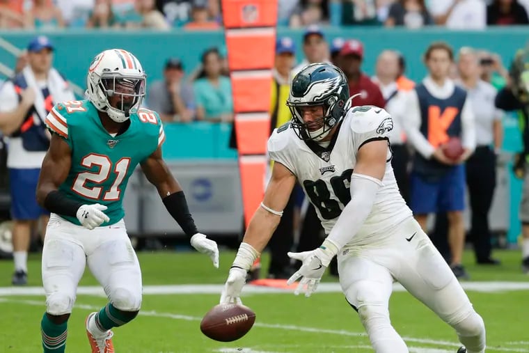 Eagles tight end Zach Ertz had a couple of costly drops in the loss to the Dolphins.