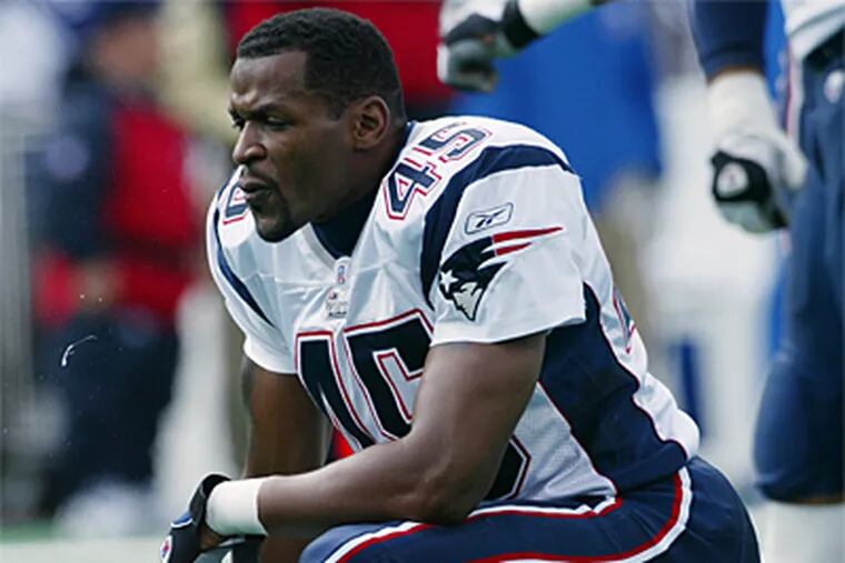Otis Smith, here as a Patriot in 2002, says former Eagles teammate Andre Waters was a particularly strong influence on him. (Rick Stewart/AP)