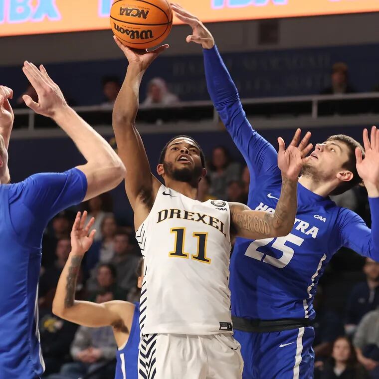 Drexel's Justin Moore, center, shown during a game against Hofstra on Feb. 15, had 20 points in Monday's win over Delaware.