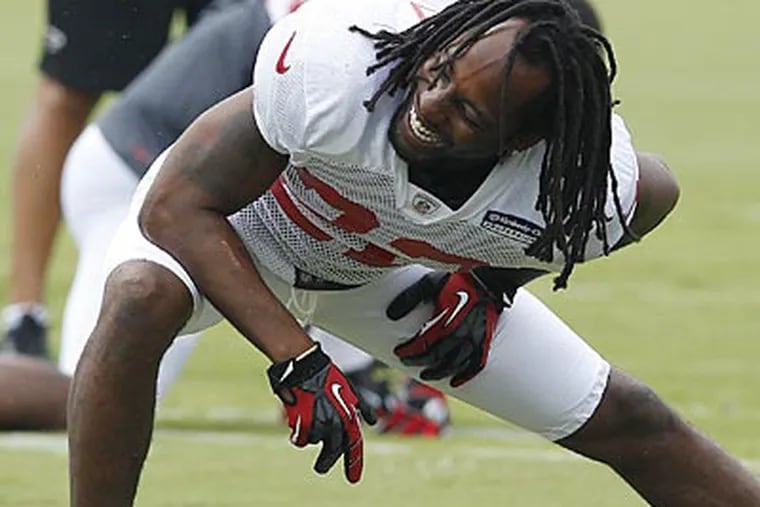 Former Eagles cornerback Asante Samuel returns to Lincoln Financial Field on Sunday with the Falcons. (AP file photo)