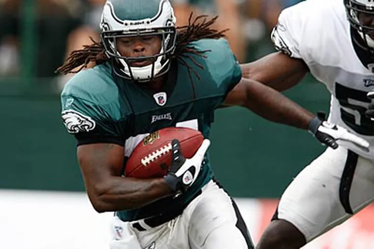Running back Eldra Buckley is fighting for a spot on the Eagles roster. (David Maialetti / Staff Photographer)