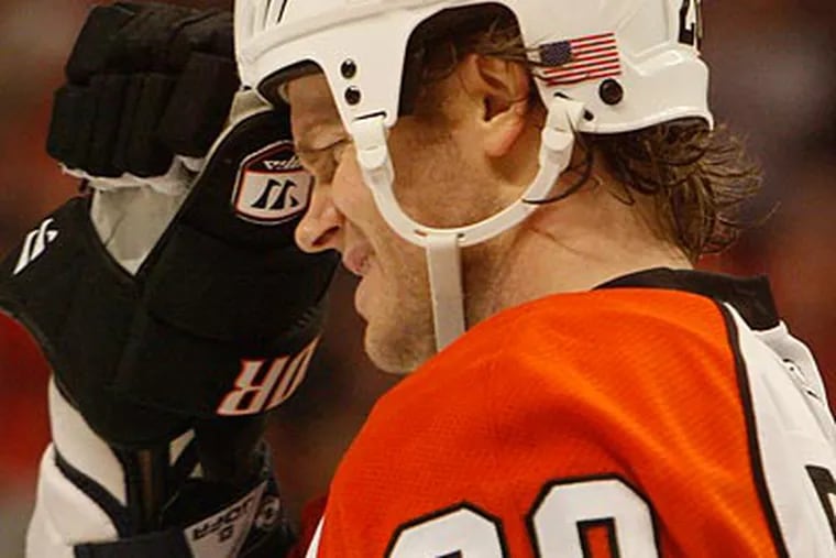 Flyers defenseman Chris Pronger was roughed up repeatedly by the Blackhawks. (Ron Cortes/Staff Photographer)