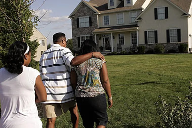 SEPTA police officer Darryl Simmons walking back to his house
with his family after the shooting (Michael Perez / Inquirer)