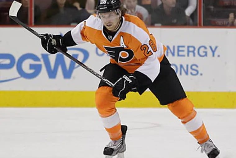 Claude Giroux left Saturday's game after taking a knee to the head from teammate Wayne Simmonds. (Matt Slocum/AP)