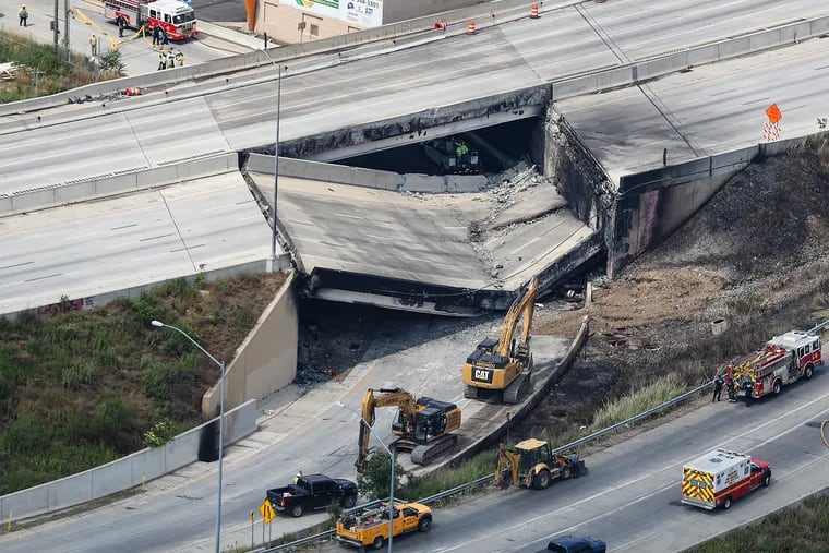 Una vista della parte crollata della I-95 vicino all'uscita di Cottman Avenue a Northeast Philadelphia domenica.