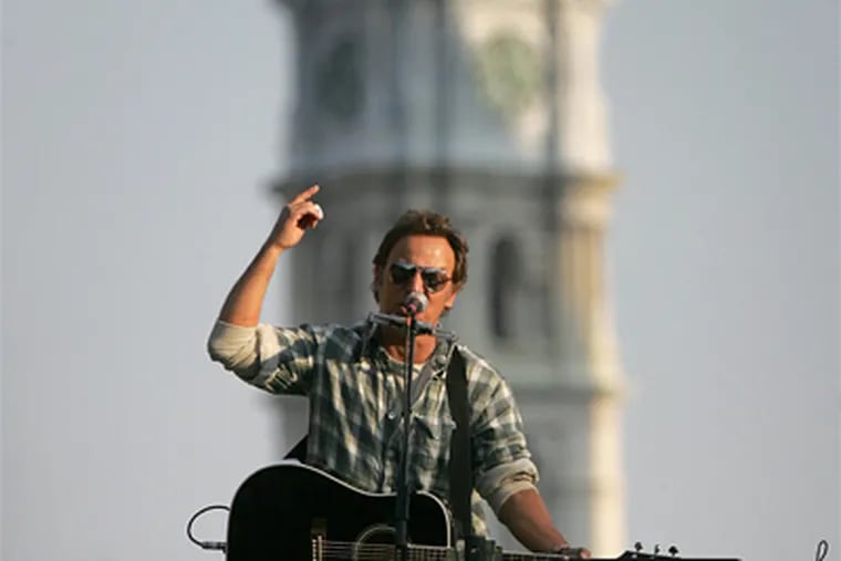 Bruce Springsteen Concert and rally on the Parkway on Saturday in support of Obama. (DAVID SWANSON/Inquirer)