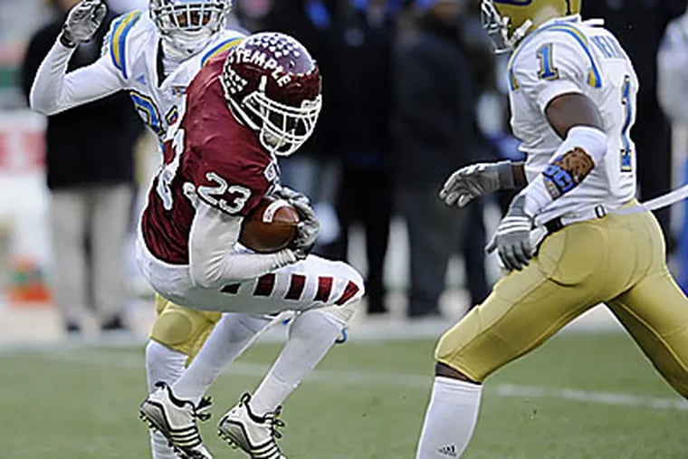 Temple receiver James Nixon catches a pass against UCLA defenders Sheldon Price, back, and Alterraun Verner during the first quarter. (AP Photo/Nick Wass)