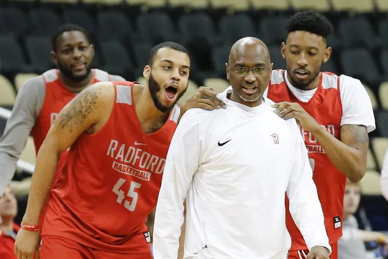 Radford head coach Mike Jones (center) begins practice with forward Leroy Butts (right) and center Darius Bolstad on Wednesday at PPG Paints Arena in Pittsburgh.