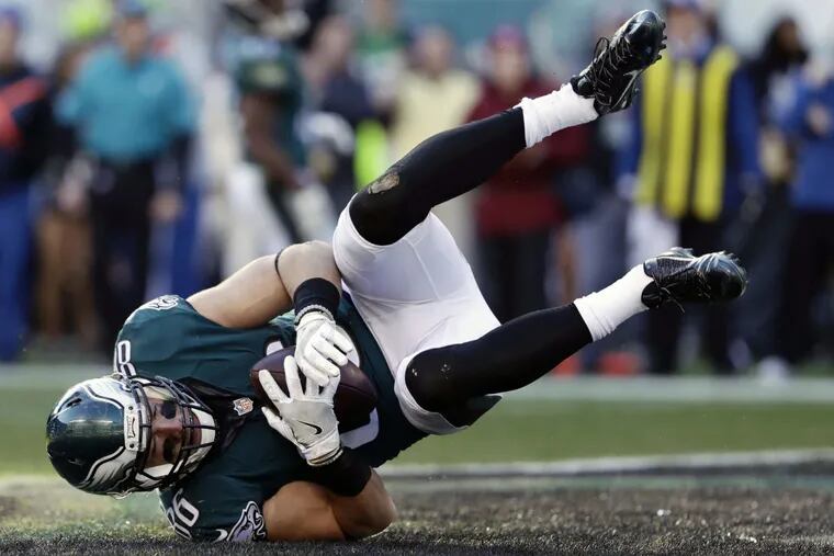 Eagles tight end Zach Ertz catches first of two touchdown passes against the Cowboys on Sunday.