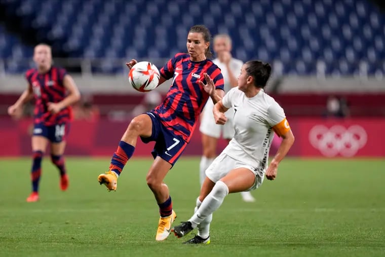 Tobin Heath (7) signed for English club Arsenal in early September.