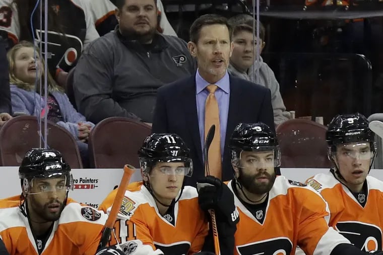 Flyers assistant coach Gord Murphy (center) was fired Wednesday.