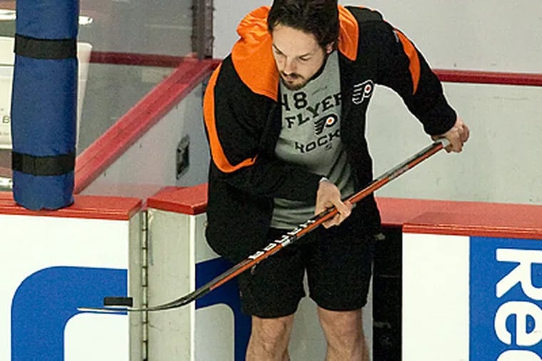 Hours before the start of Game 5, the Flyers' Danny Briere checks out the ice of the United Center. (Ed Hille / Staff Photographer)