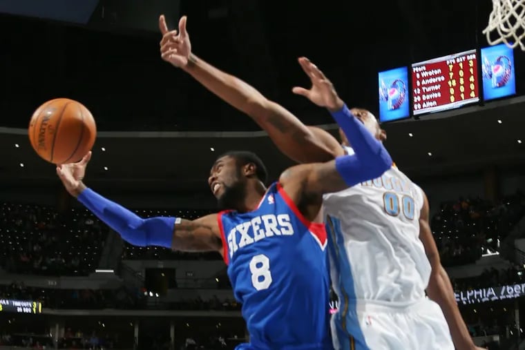 Tony Wroten pulls in a rebound in front of Nuggets forward Darrell Arthur during the third quarter.