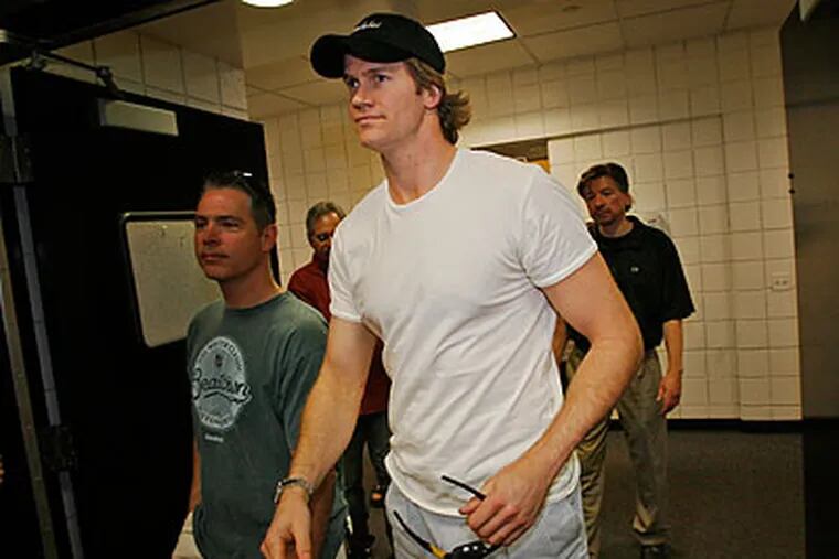 Chris Pronger is recovering from surgery on his right knee. (Alejandro A. Alvarez/Staff file photo)
