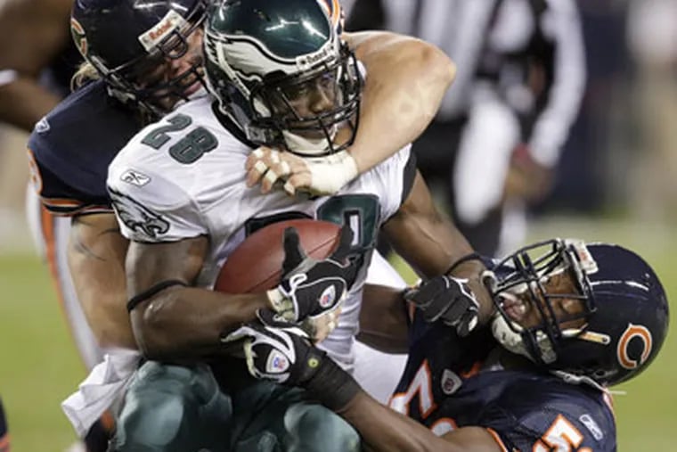 Eagles running back Correll Buckhalter runs the ball in the first quarter against Bears during a Sept. 28, 2008 game. (David Maialetti / Staff Photographer.)