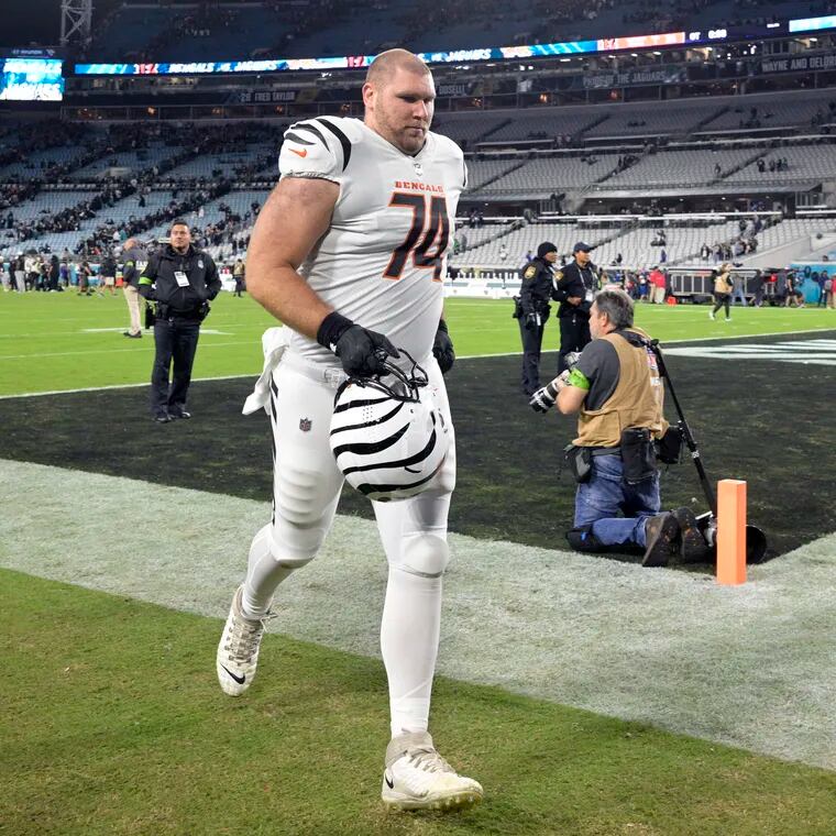 Cincinnati Bengals guard Max Scharping leaves the field after a game against the Jacksonville Jaguars on Dec. 4.