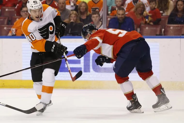 Flyers right winger Jordan Weal (left) will be trying to snap a 13-game goal-less streak Saturday in Carolina.