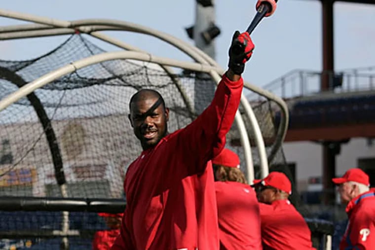 Phillies' Ryan Howard greets fans during spring training practice. (David Swanson / Staff Photographer)