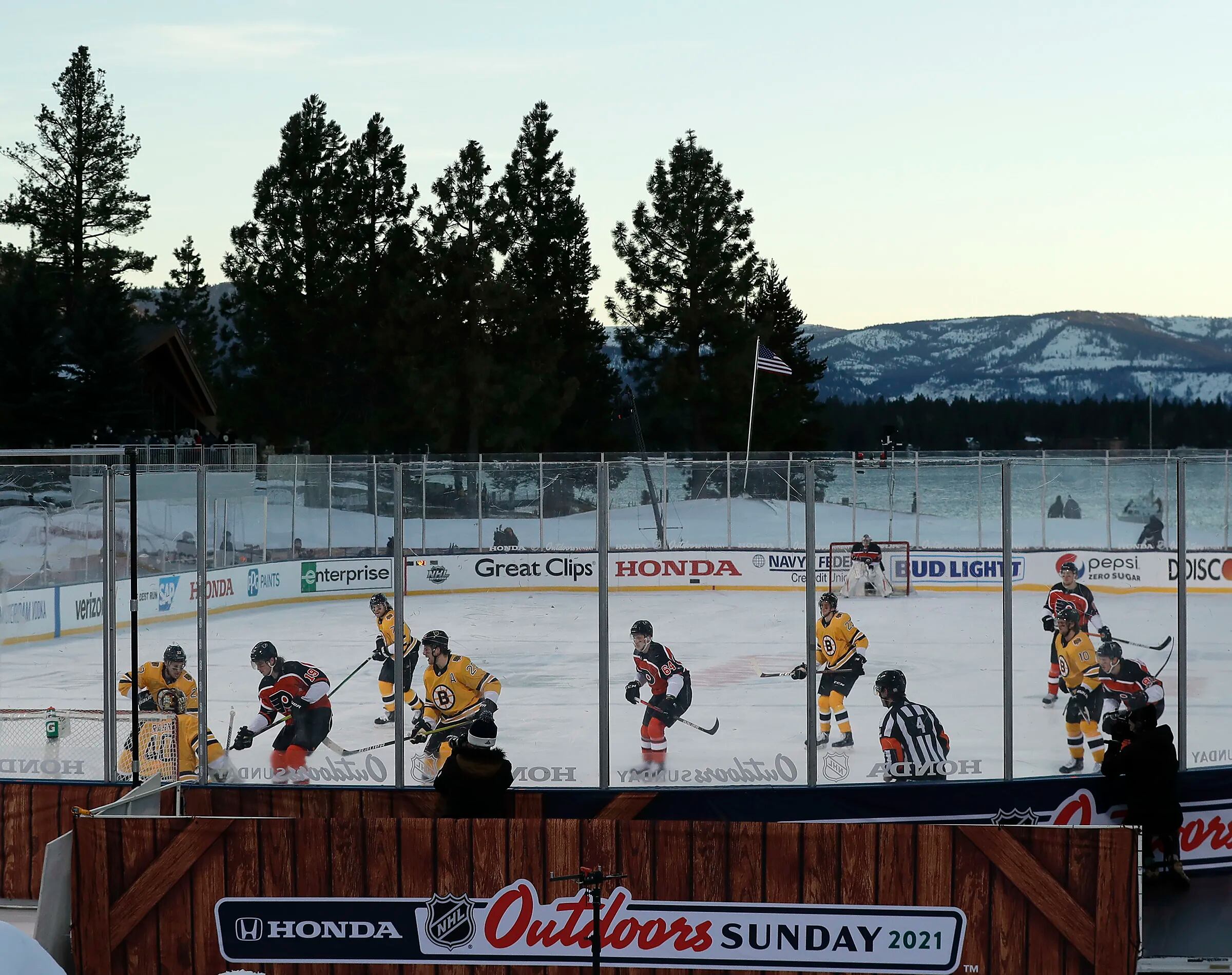 Bruins vs. Flyers at Lake Tahoe: Setting is 'mic drop' moment for outdoor  NHL games 