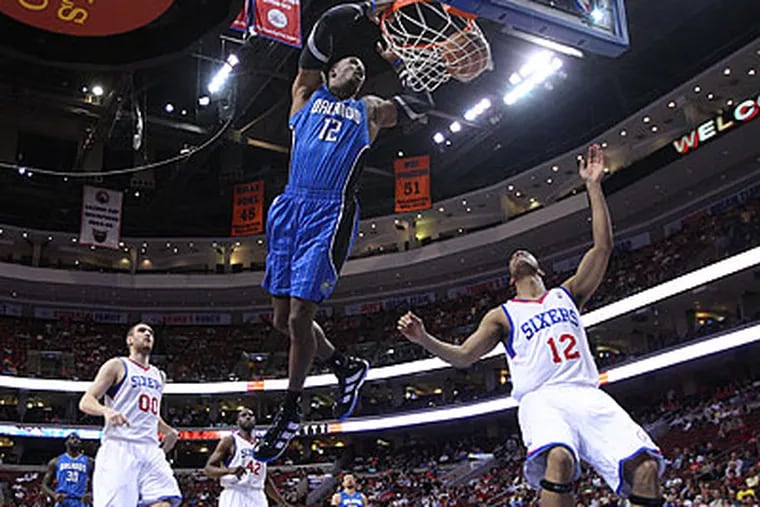 Orlando's Dwight Howard throws down a big slam dunk during the first quarter. (Ron Cortes/Staff Photographer)