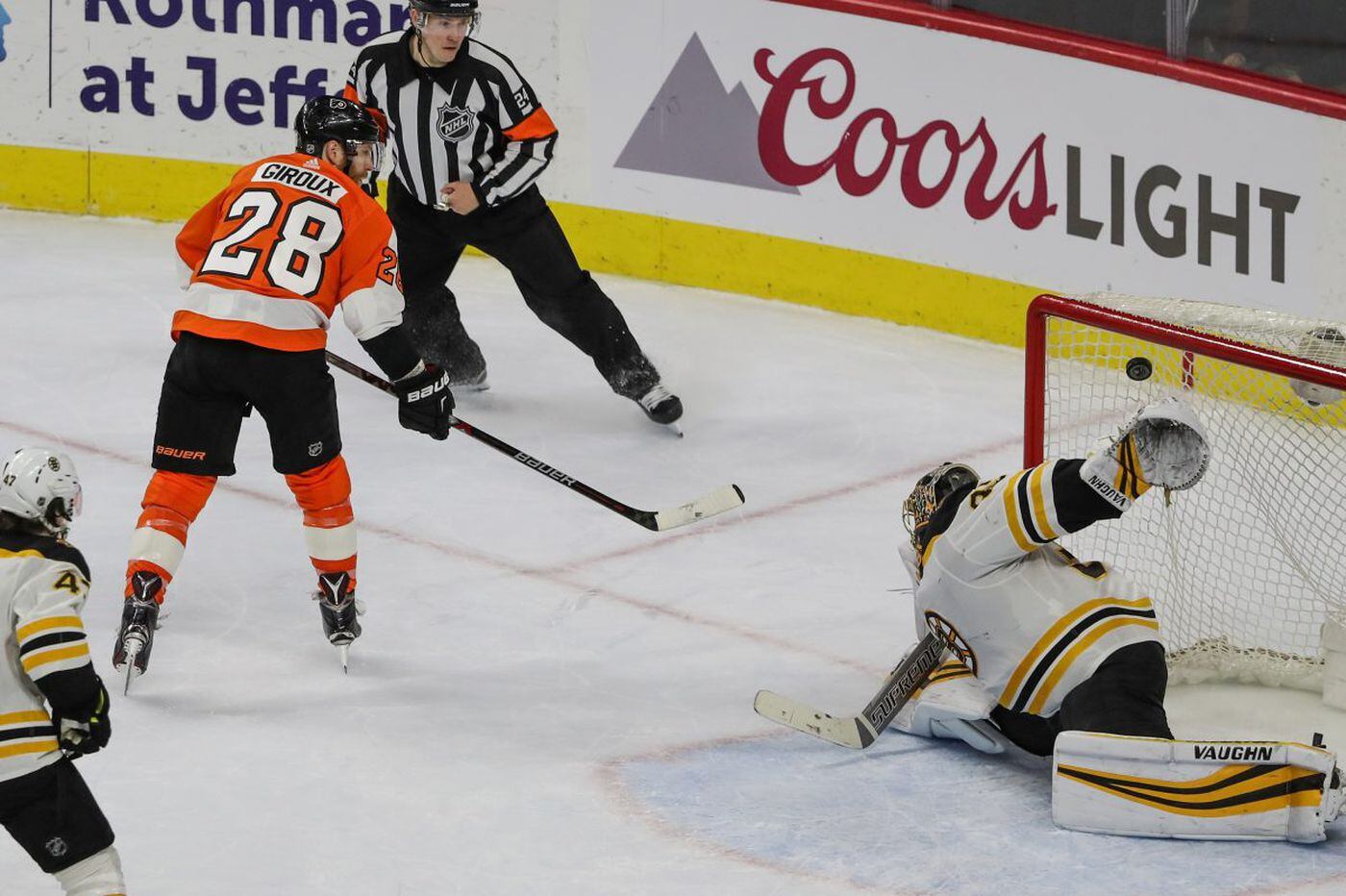 Flyers move closer to playoff spot as Claude Giroux's OT goal beats Bruins