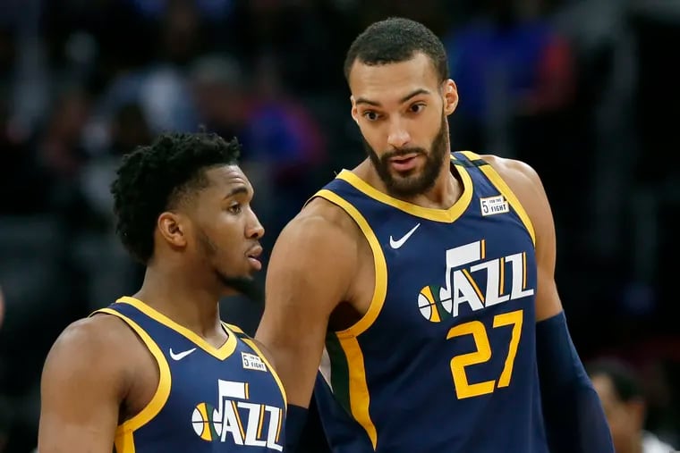 Donovan Mitchell is still unhappy about Rudy Gobert's irresponsible actions towards the coronavirus in March. (AP Foto/Duane Burleson, archivo)