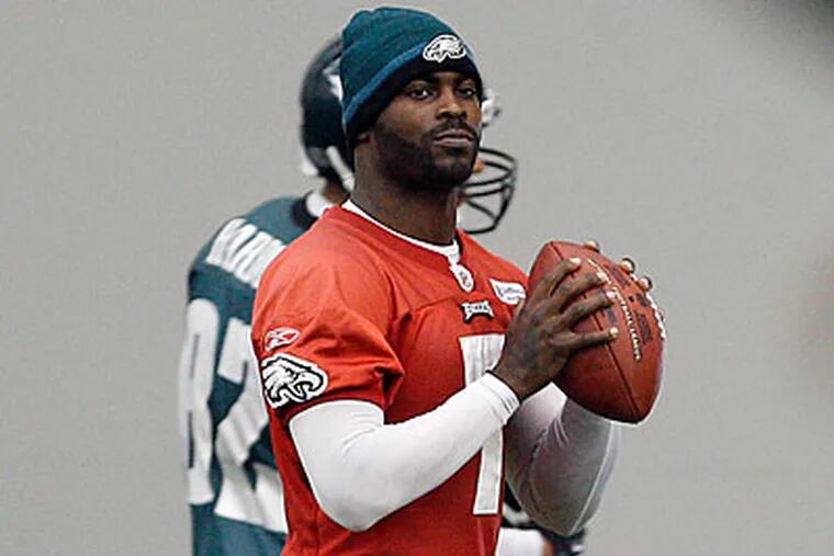 Michael Vick threw passes at an Eagles practice yesterday  for the first time since Nov. 13. (David Maialetti/Staff Photographer)