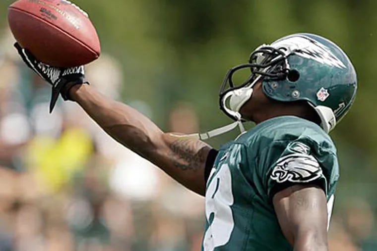 Eagles receiver Jeremy Maclin makes a one-handed catch during yesterday's practice. (Yong Kim / Staff Photographer)