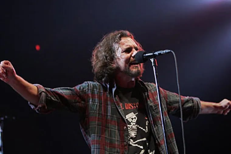 Eddie Vedder and Pearl Jam perform at the Spectrum on Tuesday, October 27, 2009.  (Laurence Kesterson / Staff Photographer)