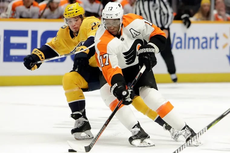 Wayne Simmonds (17) moves the puck ahead of Predators left winger Kevin Fiala during the first period.