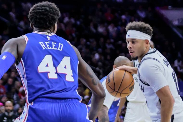Sixers Paul Reed guards Nets guard Seth Curry during the 3rd quarter at the Wells Fargo Center in Philadelphia, Tuesday,  November 22, 2022.