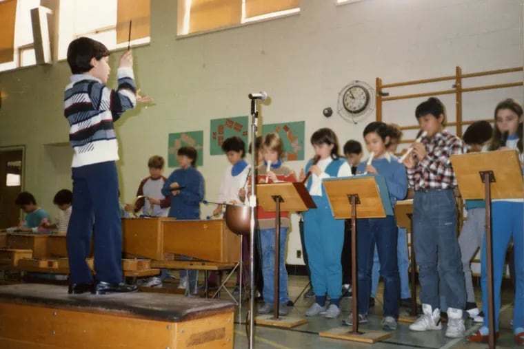 Yannick Nézet-Séguin conducting older students in 1985, when he was in primary school



.