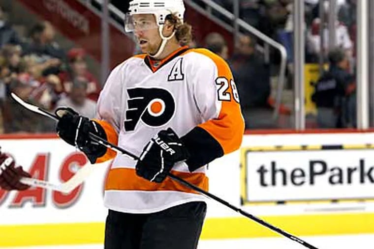 The Flyers' Claude Giroux is out indefinitely. (AP Photo / Ross D. Franklin)