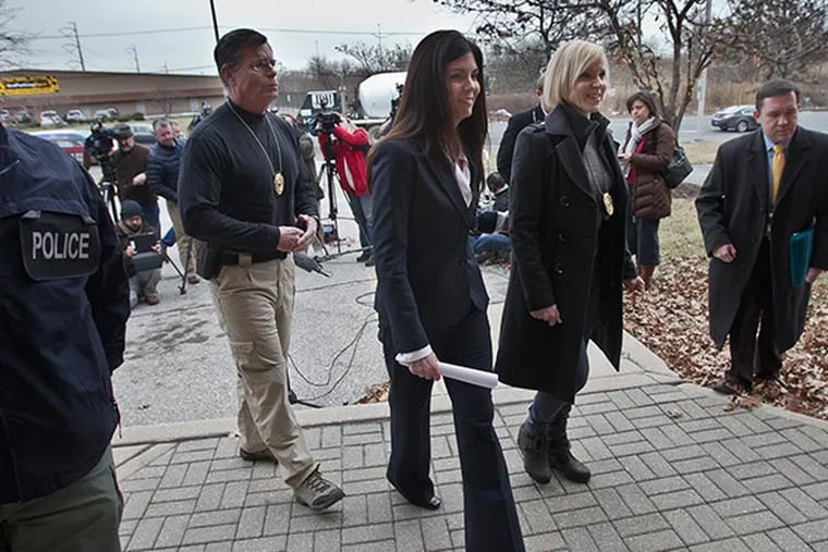Kathleen Kane (center)  has said repeatedly that while she disclosed information to the Philadelphia Daily News about a 2009 grand jury investigation, she did not break the law in doing so. ( ALEJANDRO A. ALVAREZ / Staff Photographer )