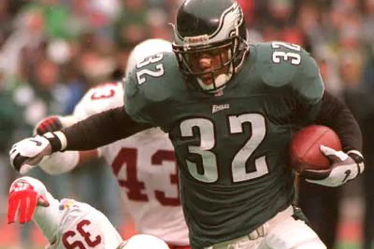 Ex-Eagle Ricky Watters, seen here playing for the Birds in 1995,  and his wife Catherina adopted their second son. (Daily News File Photo)
