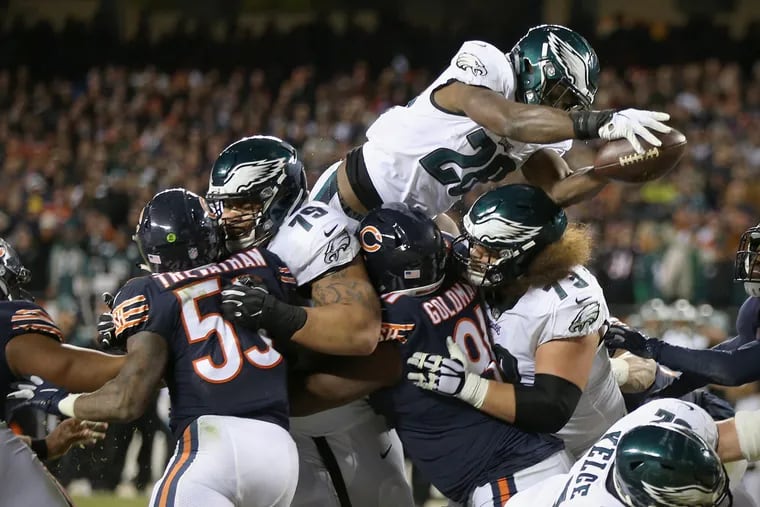 Eagles running back Wendell Smallwood (28) fails to score on a two-point conversion attempt in the fourth quarter against the Bears.