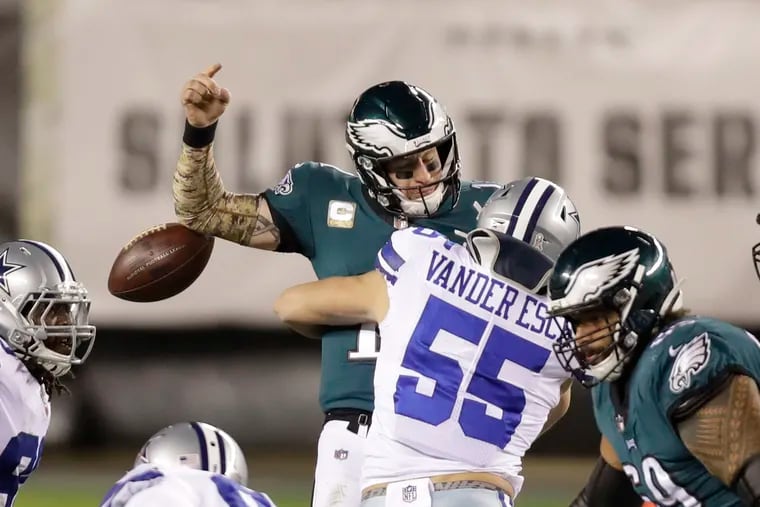 Dallas Cowboys outside linebacker Leighton Vander Esch forces a fumble from Eagles quarterback Carson Wentz during the second quarter at Lincoln Financial Field in Philadelphia, Pa. on November 1, 2020.