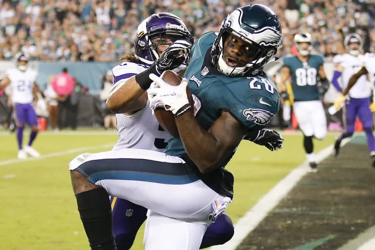 Eagles running back Wendell Smallwood catches a fourth-quarter touchdown pass.