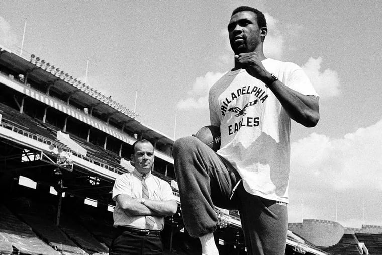 Former Eagles executive Jim Gallagher, seen here in 1970 watching Olympic track star John Carlos working out.