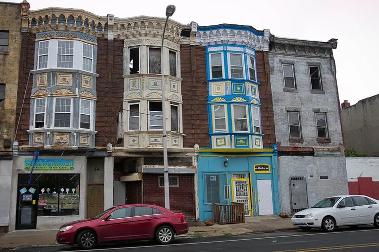 Ridge Avenue has suffered from blight, but the Phila. Housing Authority is planning to acquire properties and remake the area. (ALEJANDRO A. ALVAREZ / Staff Photographer)