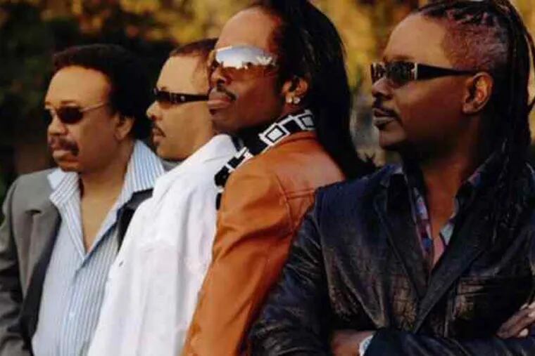 Pop-funksters band Earth, Wind & Fire will perform with Chicago.