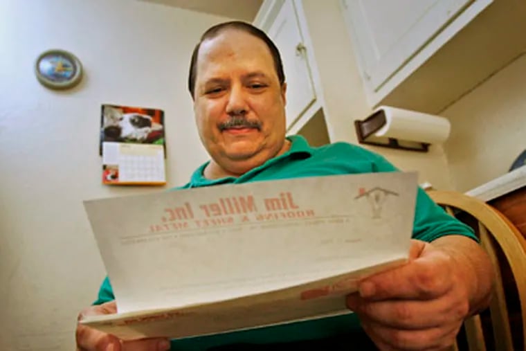 Upper Darby resident Tom Nager reads one of the many letters sent to him with a donation to help him get back on his feet. The outpouring of support came after Daily News columnist Stu Bykofsky wrote about Nager's difficult time. (Alejandro A. Alvarez / Staff)