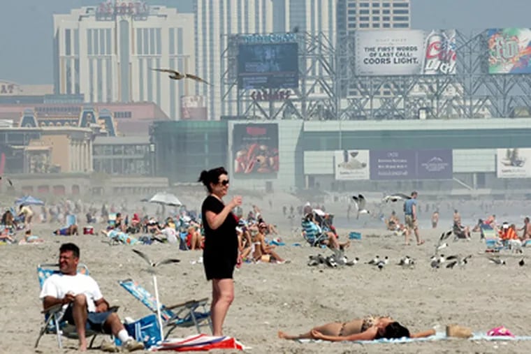 Ocean breezes in Atlantic City near Albany Avenue drew visitors looking for an escape from Monday's heat. (BEN FOGLETTO / AP)