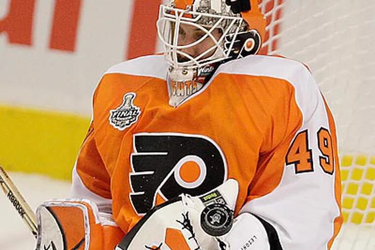 Michael Leighton is back on the Flyers' 23-man active roster. (David Maialeti/Staff file photo)