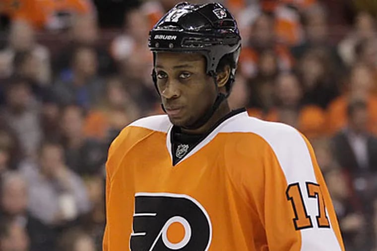 Wayne Simmonds said he never considered sitting out Sunday's game against Pittsburgh. (Matt Slocum/AP file photo)