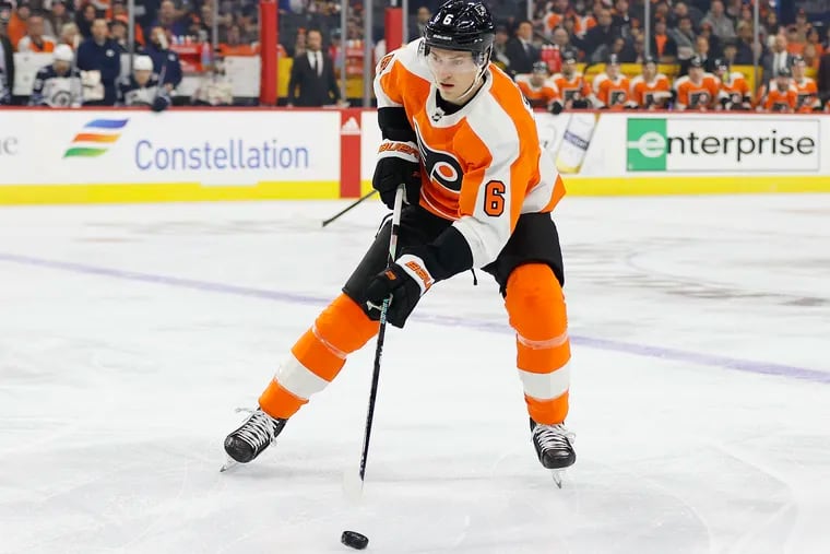 Verdediger Travis Sanheim zet verrassend genoeg de Flyers-wedstrijd in Calgary op de bank