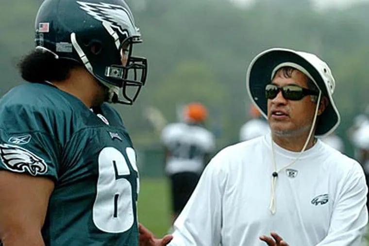 Offensive line coach Juan Castillo makes a point to guard Paul Fanaika
during the morning practice. (Clem Murray / Staff Photographer)