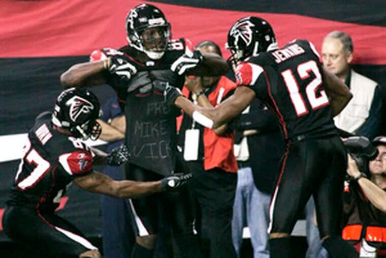 Falcons&#0039; Roddy White shows off shirt that says &#0039;Free Mike Vick&#0039; after TD in game against Saints.