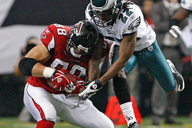 The Eagles' defense was stout across the board against the Falcons, including this big hit by Asante Samuel. (Ron Cortes/Staff Photographer)