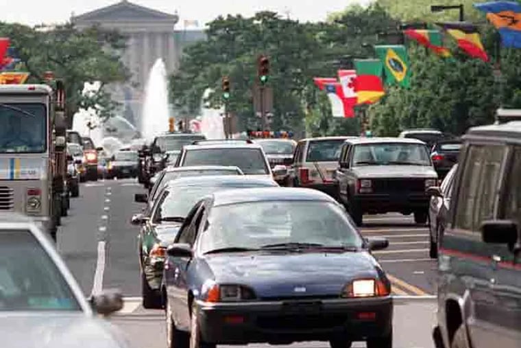 Car traffic along the Ben Franklin Parkway during rush-hour, Monday afternoon.  DN photo/Yong Kim